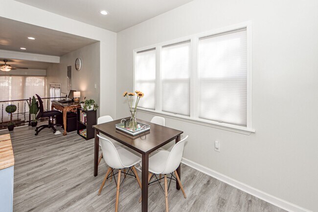 Building Photo - 3 BD 2.5 Bath Charming Home