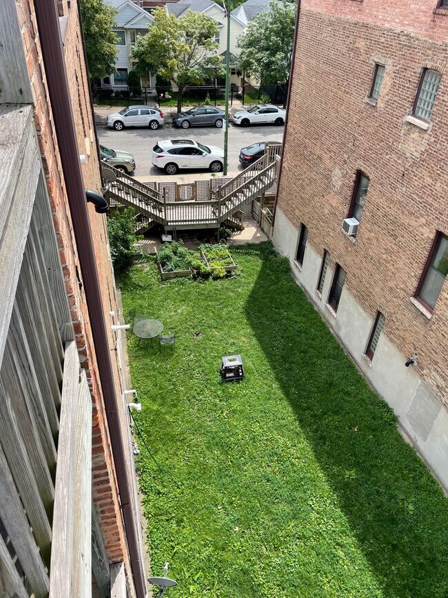 Building Photo - 974 W Cullerton St