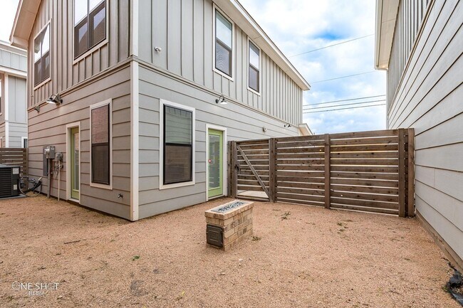 Building Photo - 220 Pecan St