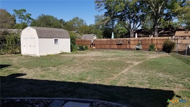 Building Photo - 329 Paisano St