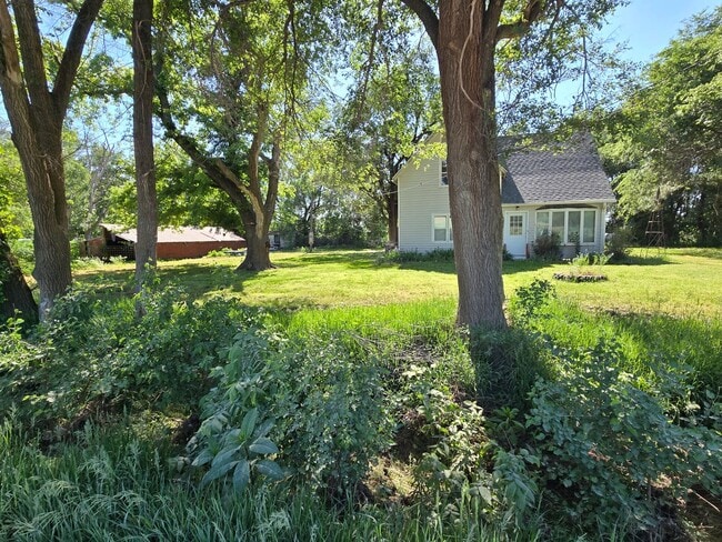 Building Photo - Country Farmhouse 6 miles from town, chicken coop, storage shed and run-in shed