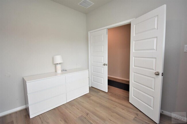 Building Photo - 10012 Deussen Ln