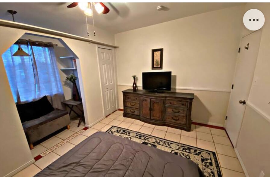 Building Photo - 1617 S Forest Knoll St