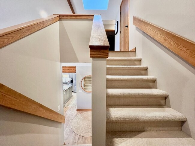 Building Photo - 6245 Summit Ct