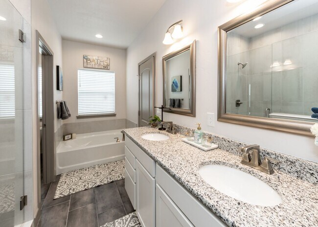 Building Photo - 2 Bedroom Luxury townhome