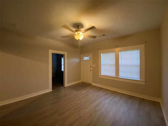 Building Photo - 121 Parker Ln