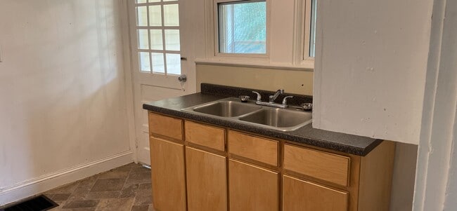 Building Photo - 3 Bedroom 1 Bath Brick Home w/ Office