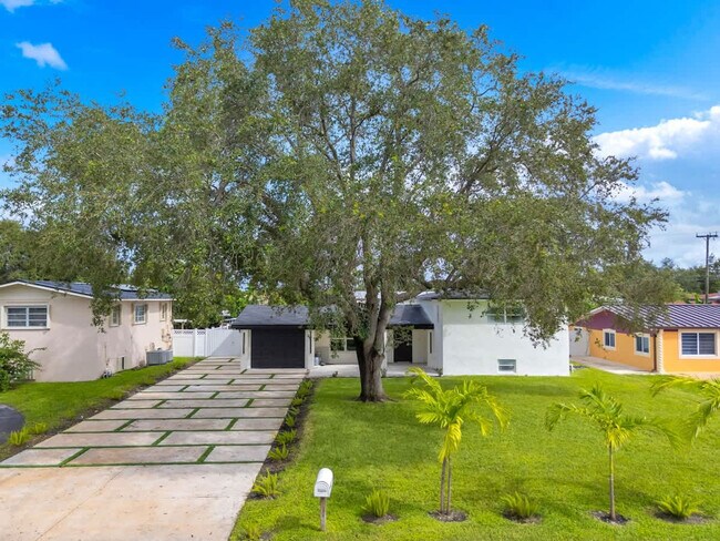 Building Photo - 1255 NE 199th St