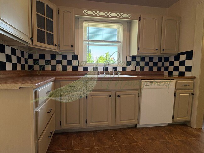 Building Photo - BEAUTIFUL HOME IN INDEPENDENCE!!