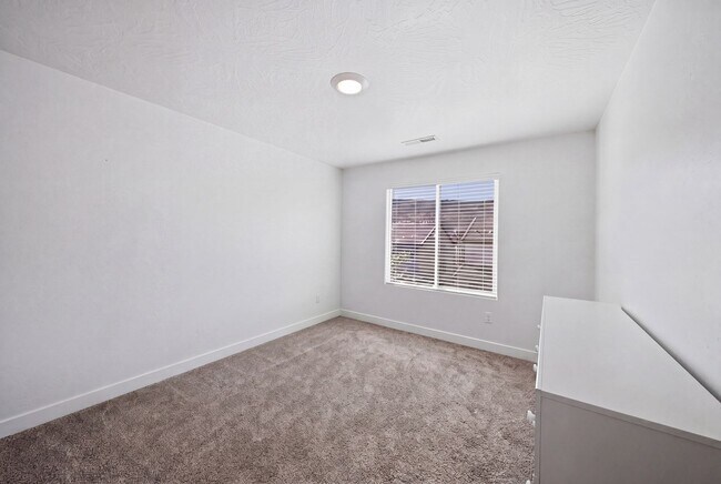 Building Photo - Extra Space, Extra Comfort! 5 Bedroom Home With Bonus Den in Long Valley!