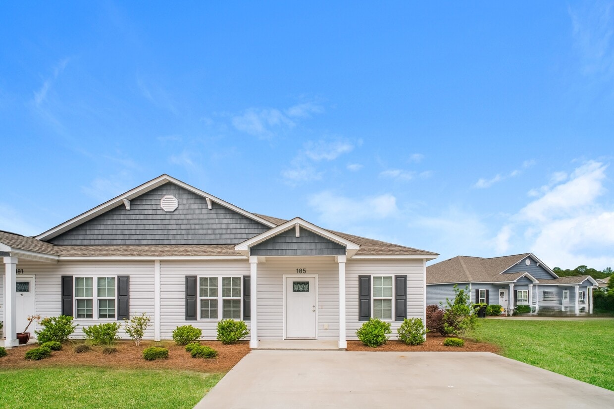 Primary Photo - 185 Glenshee Ct