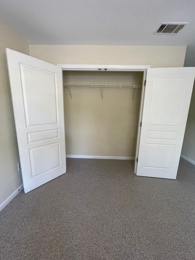 Building Photo - 15-1512 Dukes