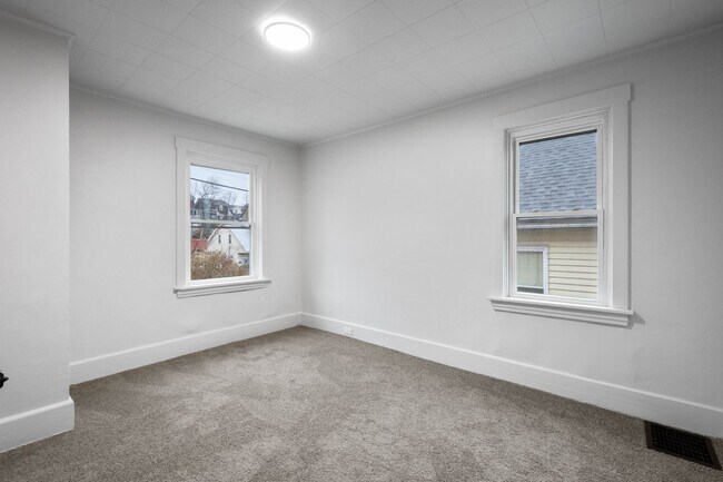 Building Photo - Stunning 4 Bedroom home in Carrick available May 15!
