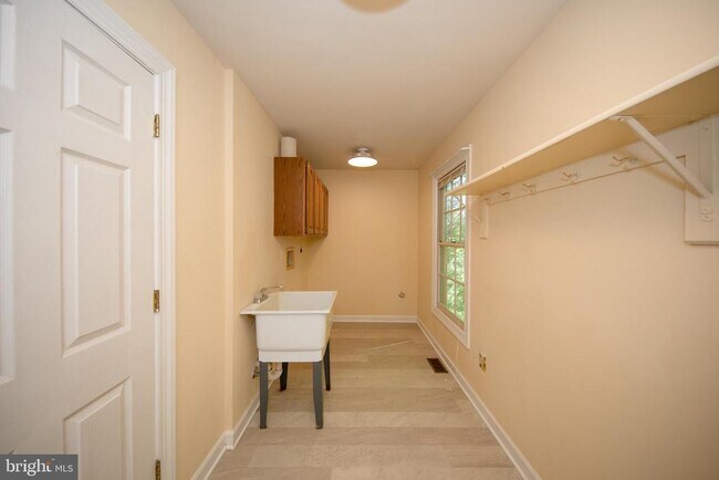 Building Photo - 210 King Johns Ct