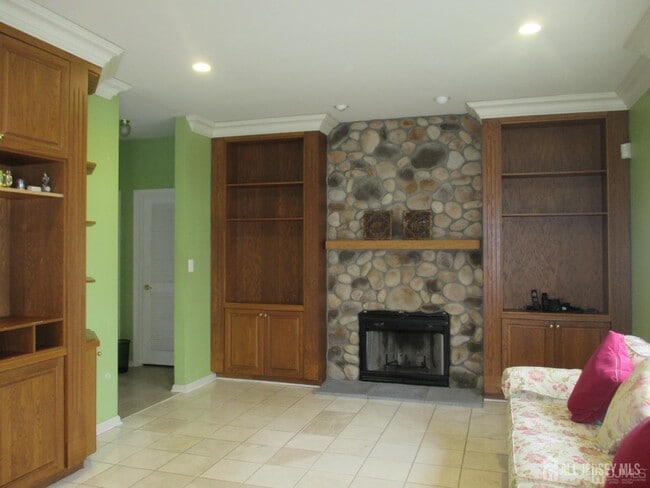 Building Photo - 103 Tived Ln E