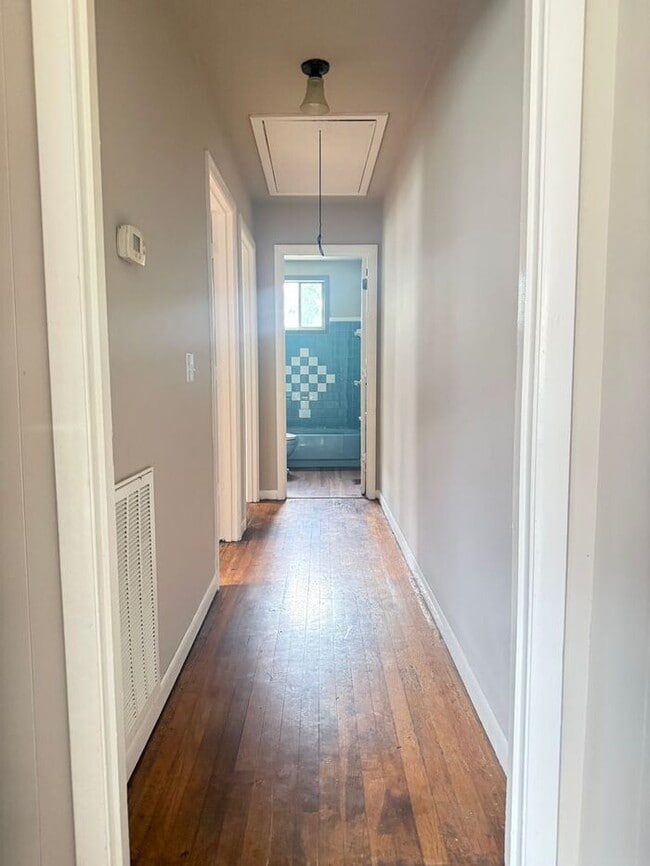 Building Photo - FOR RENT - 2 Bed Duplex in Madison! Large yard! Pets allowed!