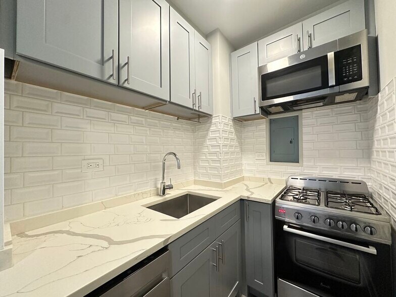 Building Photo - 545 W Belmont Ave