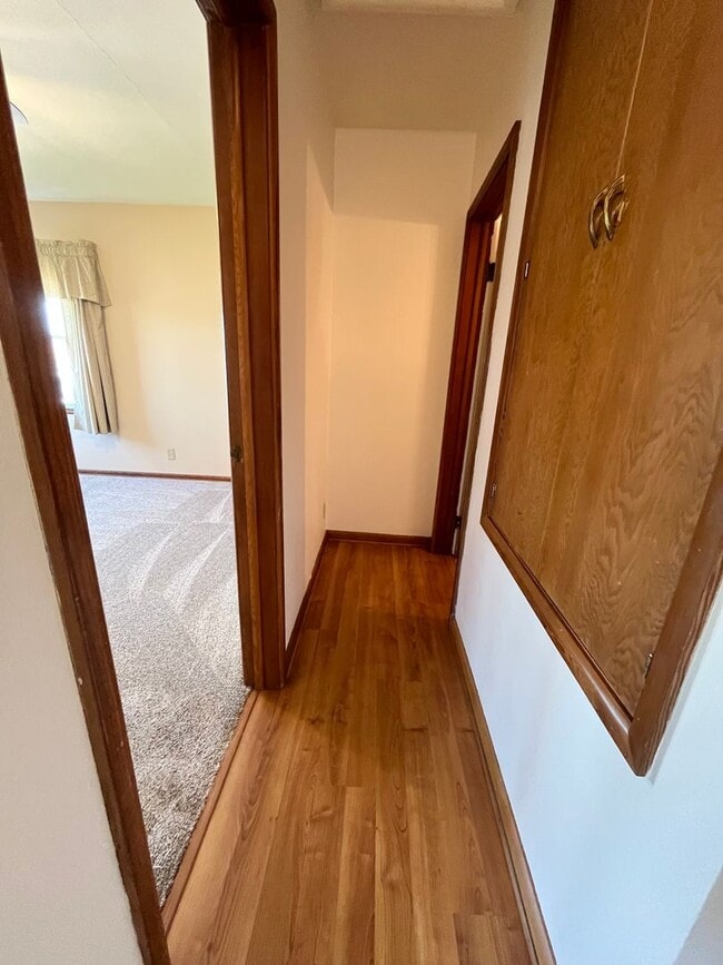 Building Photo - East Side 2 Bed/2 Bath w/ Bonus Room!