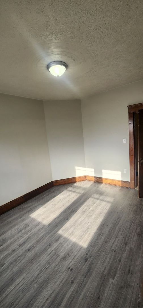 Building Photo - Newly Renovated 2 bedroom/1 bath Apartment!