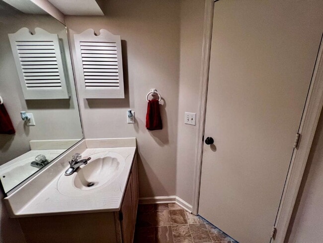 Building Photo - Beautiful 2-Bedroom End Unit Townhome in Ocean Lakes!