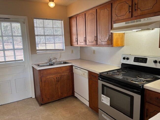 Building Photo - 2 bedroom 1 bath duplex unit off St Marys Road