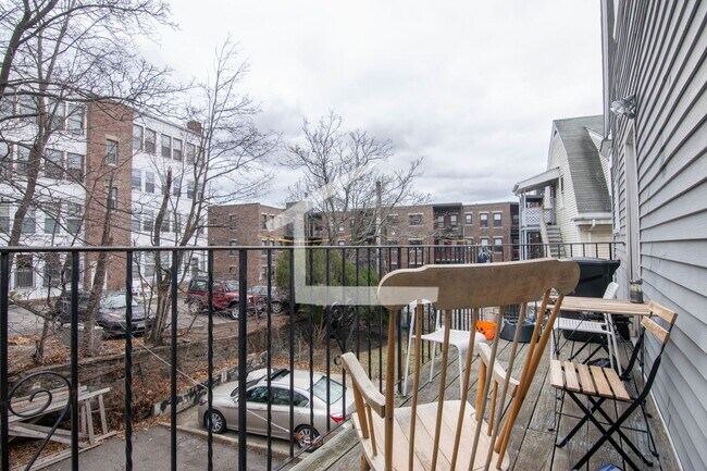 Building Photo - Spacious 7 bed in Allston.... 2.5 Bath!!