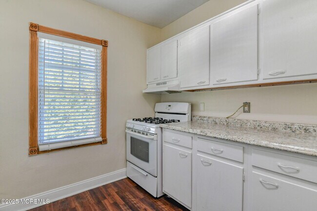Building Photo - 705 7th Ave