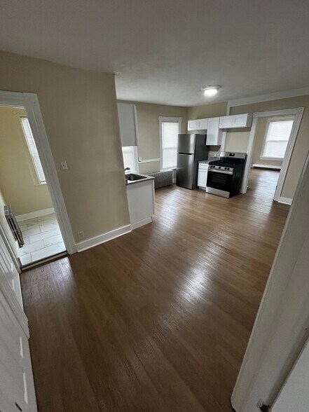 Building Photo - 18 Roberts St