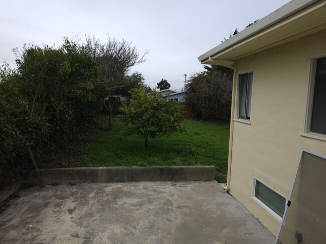 Building Photo - Large 5 bedroom 2 bath Split Level House w...