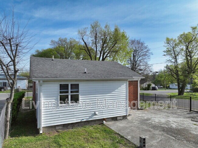 Building Photo - 501 Small St