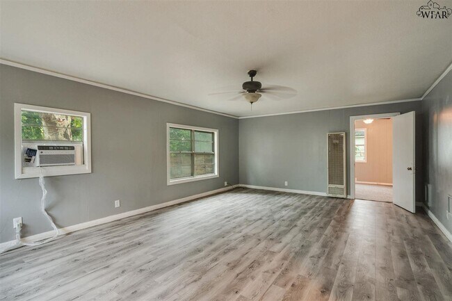 Building Photo - 523 W Inwood Dr