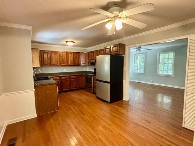 Building Photo - 665 Gregory Manor Dr SW