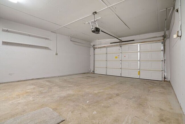 Building Photo - Beautiful duplex locate in Sacramento!