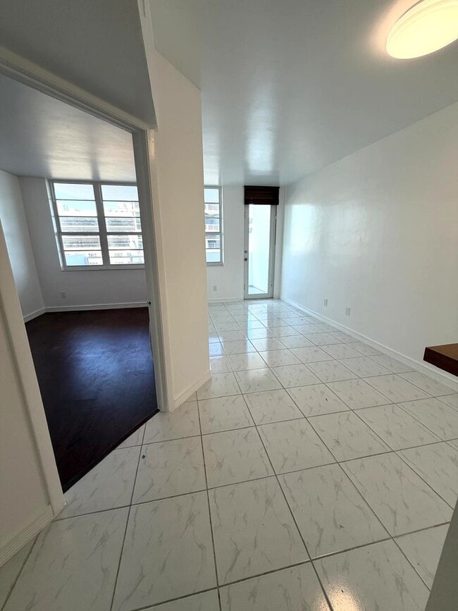 Building Photo - Live where Lincoln Road meets the Ocean in a full service resort-style condominium in South Beach!