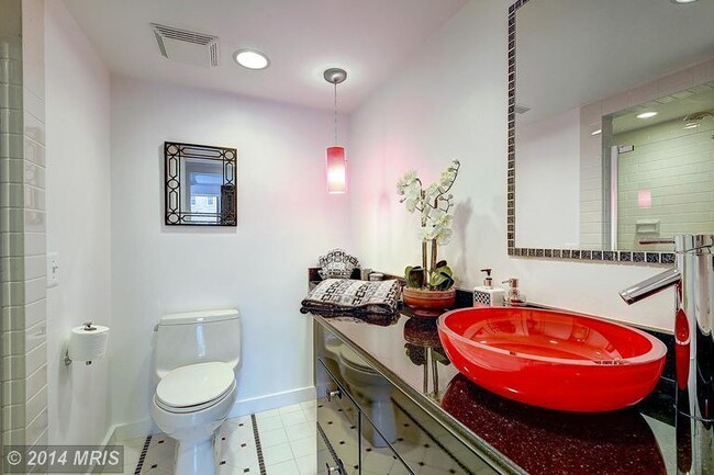Building Photo - Contemporary 2 Bed 2.5 Bath Condo in Georg...