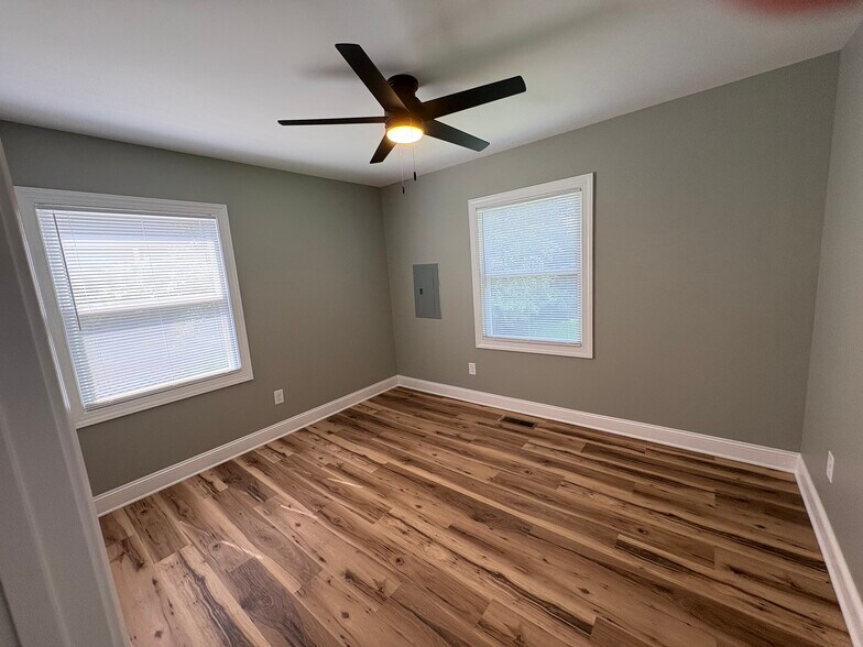 Building Photo - 2721 Robin Hood Dr