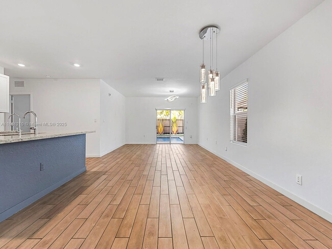 Building Photo - 501 NE 6th Ct