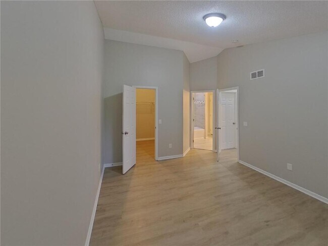 Building Photo - 4448 Hamilton Dr