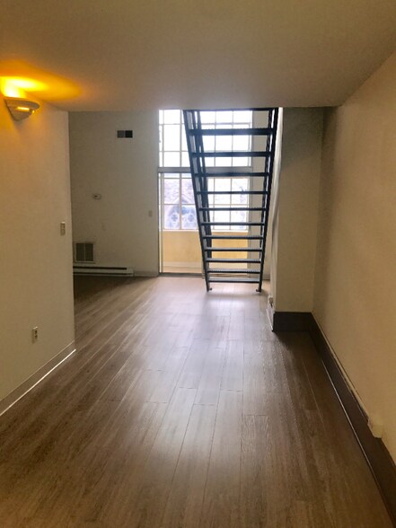 Building Photo - 212 3rd St