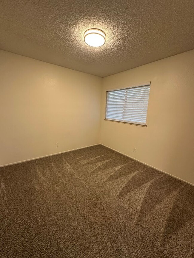 Building Photo - Well maintained home on 1.14 acres - Landscaping included!