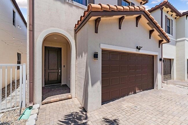 Building Photo - 6024 Pine Tree Way