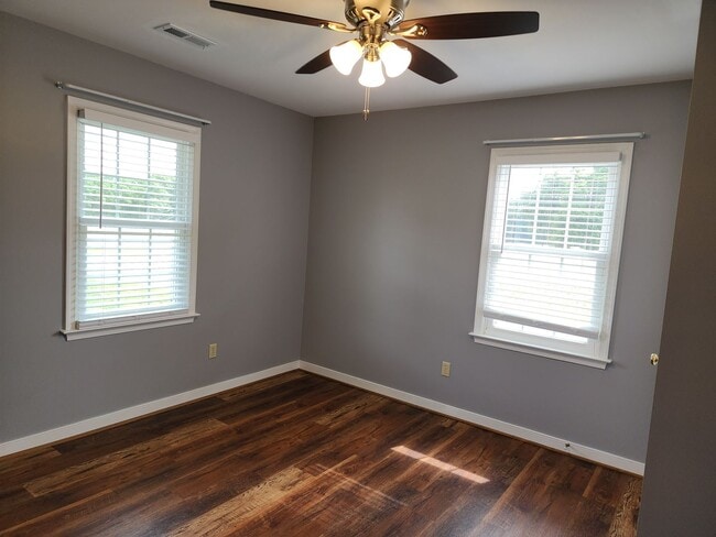 Building Photo - 3 Bedroom 2 Bath Brick Rancher in Mechanic...