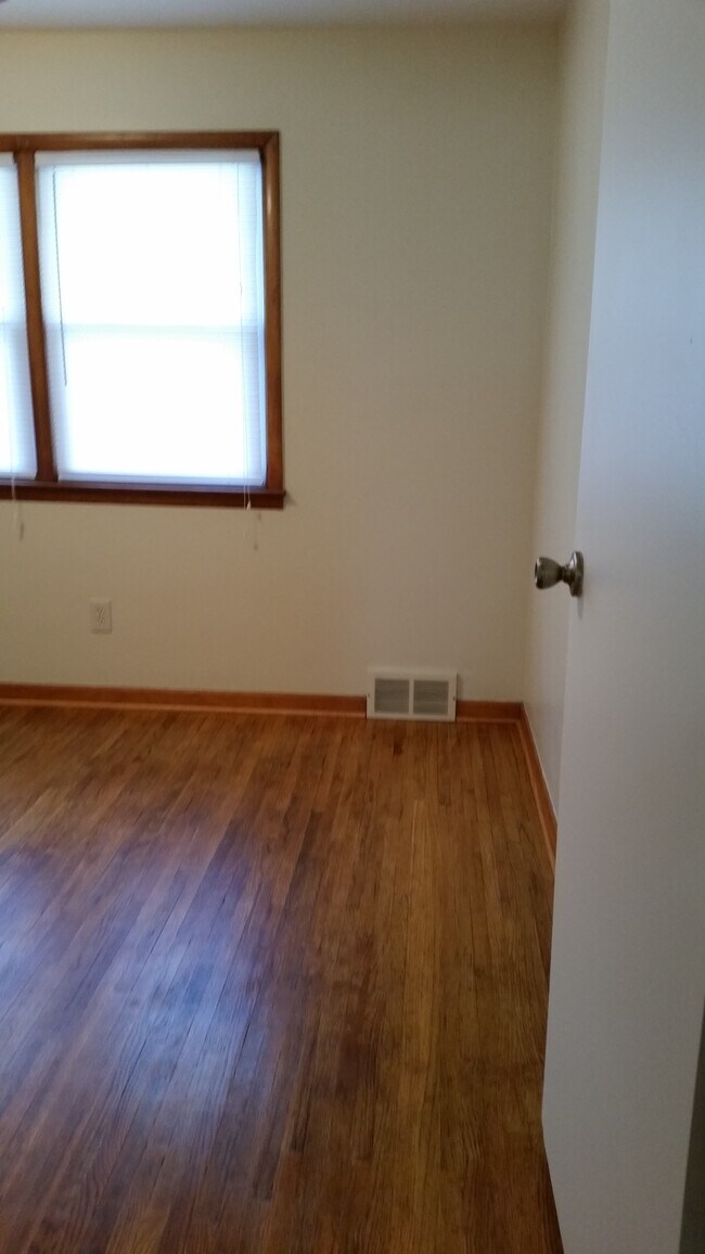 Building Photo - 10 Parkdale Dr