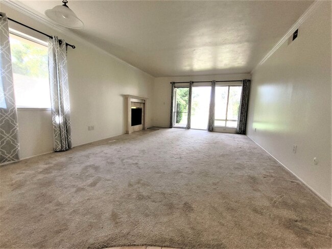 Building Photo - Comfortable Condo overlooking the golf cou...