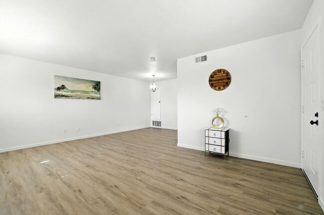 Building Photo - Gorgeous 2 Bed Condo in Foothill Farms