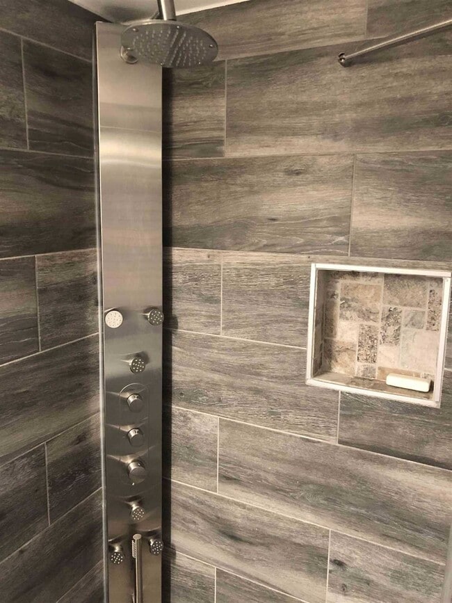 Building Photo - 1056 Beekman Rd