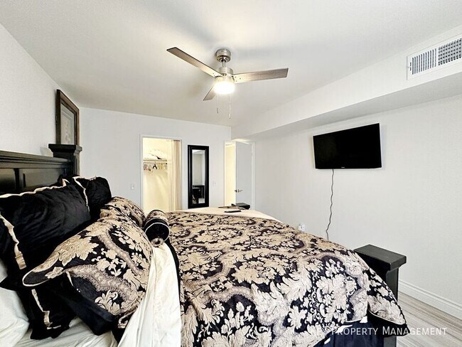 Building Photo - 1405 E Vegas Valley Dr