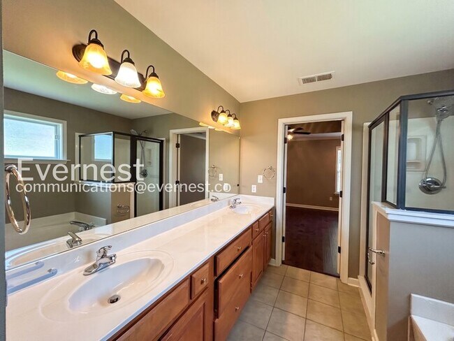 Building Photo - 4 Bed/2.5 Bath Home with Garage / Pet-Friendly / Vouchers Accepted / Available Now!