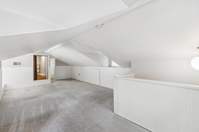 Building Photo - 216 Valparaiso Ave