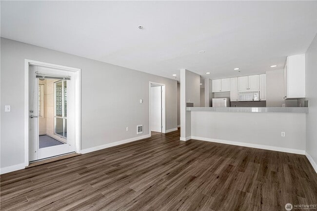 Building Photo - Top-Floor Condo with Office/Den + Private ...